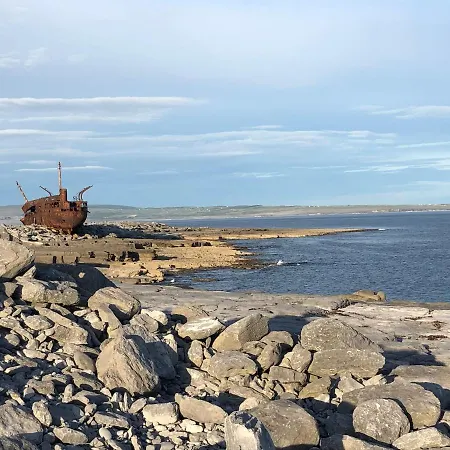 Хостел Bru Radharc Na Mara - Sea View Инишир